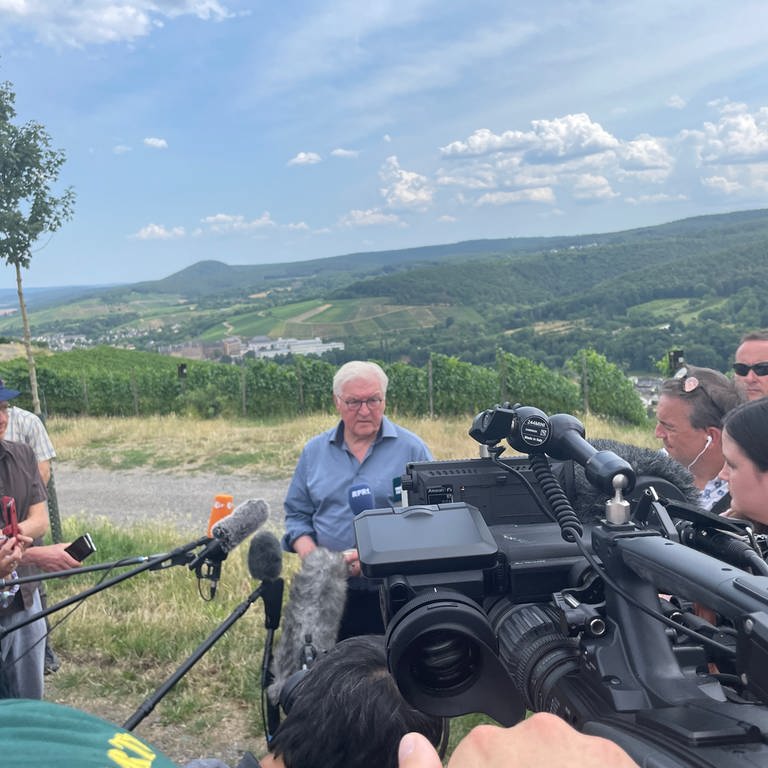 Bundespräsident Steinmeier tritt beim Besuch im Ahrtal vor die Presse