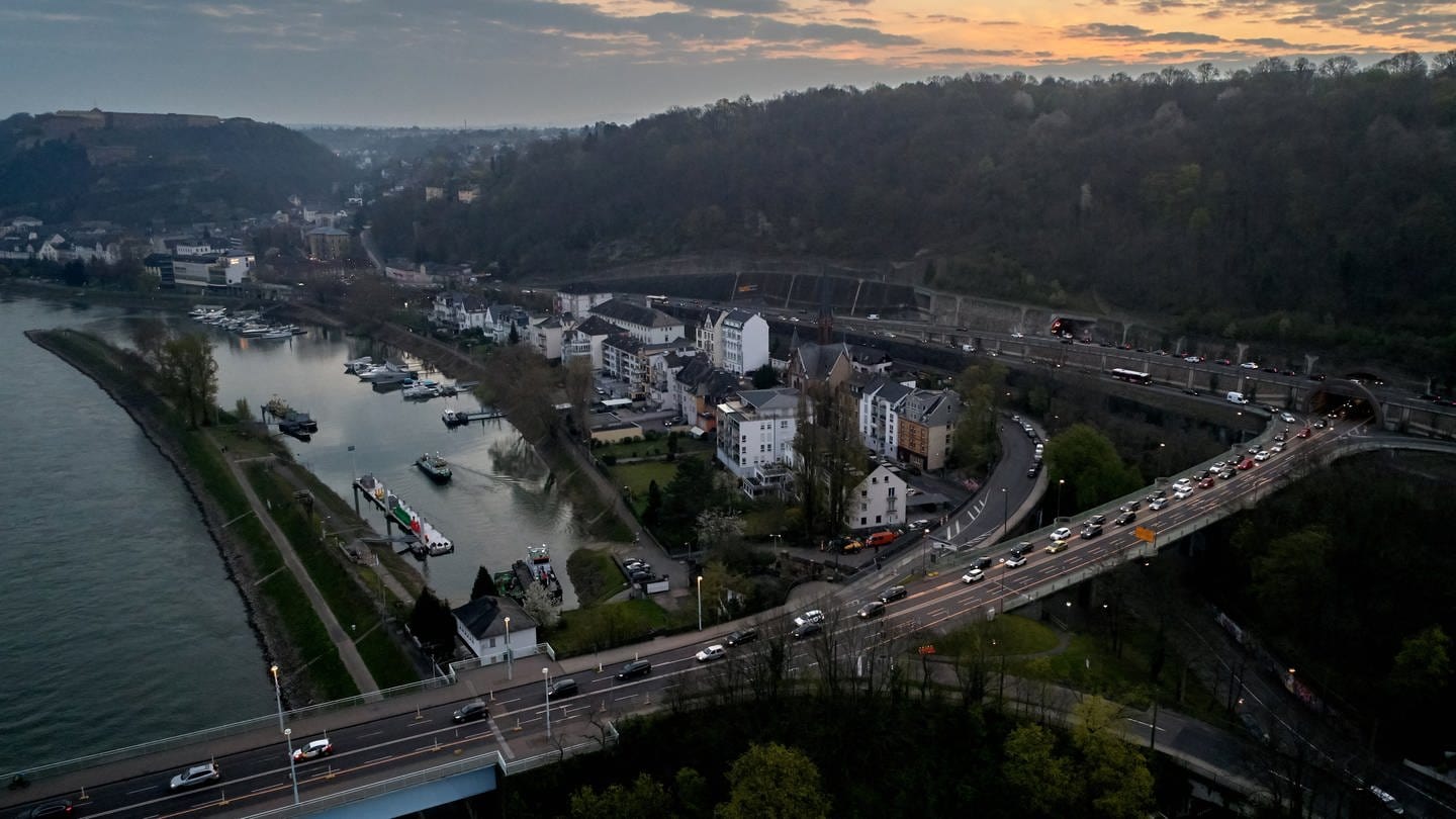 Die Pfaffendorfer Brücke in Koblenz wird drei Nächte lang komplett gesperrt. (Foto: picture-alliance / Reportdienste, Thomas Frey)