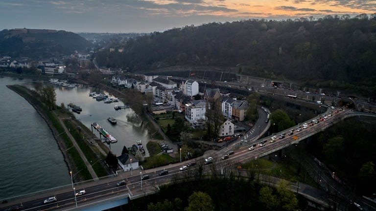 Die Pfaffendorfer Brücke in Koblenz wird drei Nächte lang komplett gesperrt. (Foto: picture-alliance / Reportdienste, Thomas Frey)