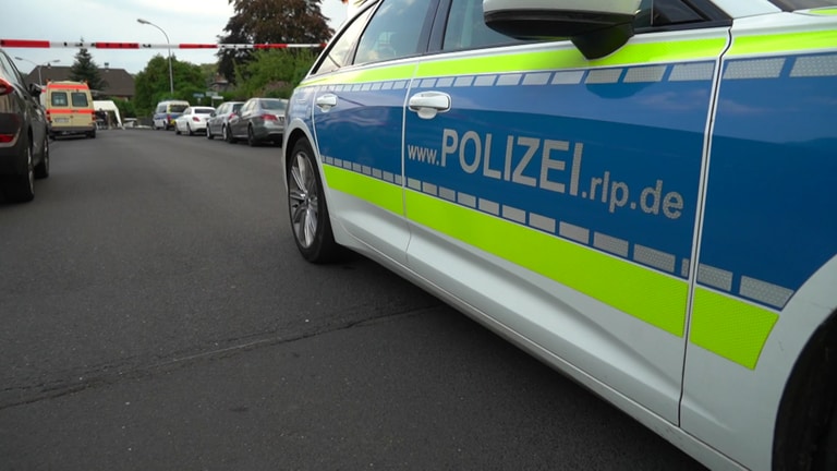 Vor der Messerattacke in Bad Hönningen am Samstag hatte die Lebensgefährtin des mutmaßlichen Täters einen medizinischen Notfall bei der Rettungsleitstelle gemeldet. Das hat die Staatsanwaltschaft Koblenz dem SWR bestätigt.