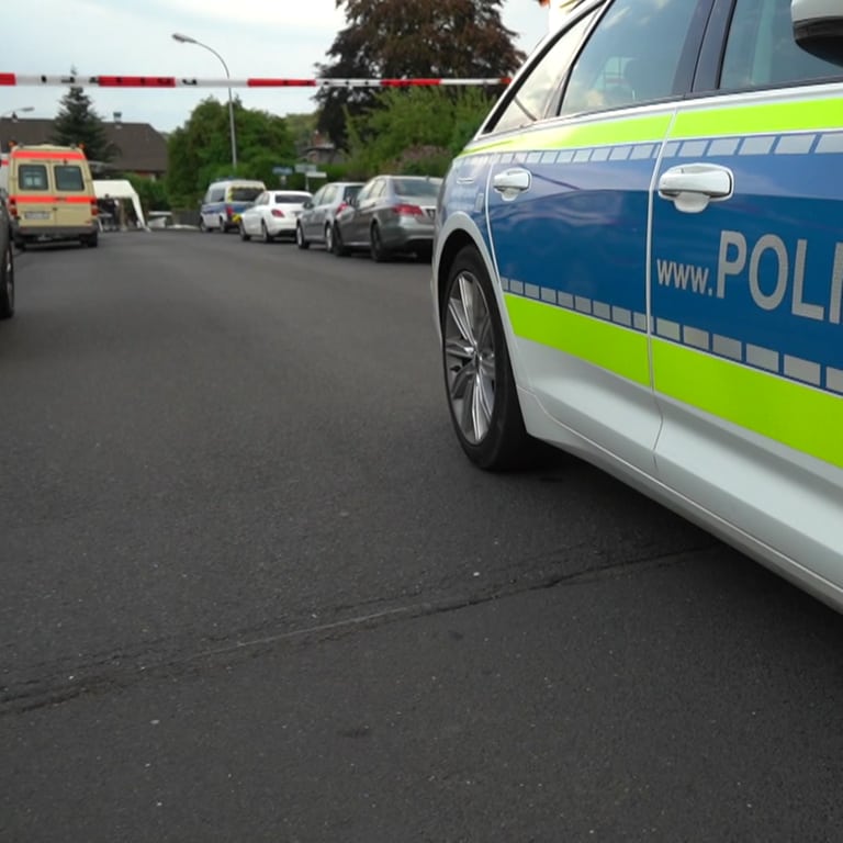 Vor der Messerattacke in Bad Hönningen am Samstag hatte die Lebensgefährtin des mutmaßlichen Täters einen medizinischen Notfall bei der Rettungsleitstelle gemeldet. Das hat die Staatsanwaltschaft Koblenz dem SWR bestätigt.