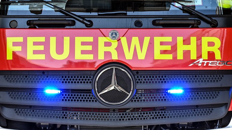 Feuerwehrauto mit blinkenden Lichtern - in Obersteinebach ist der Dachstuhl eines Hotels in Brand geraten
