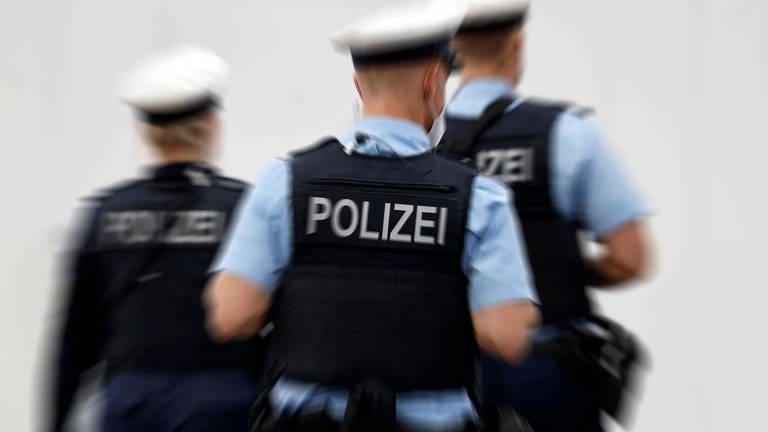 Drei Polizisten auf Streife - Koblenz steht erreicht in der bundesweiten Kriminalitätsstatistik Platz 4. 