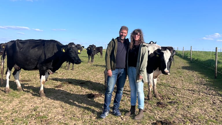 Rinderzüchter Nura Follmann und Gerald Kleindienst vom Birkenhof im Rhein-Lahn-Kreis wollen ihre Tiere schonender schlachten - mit einem Gewehrschuss auf der Weide.