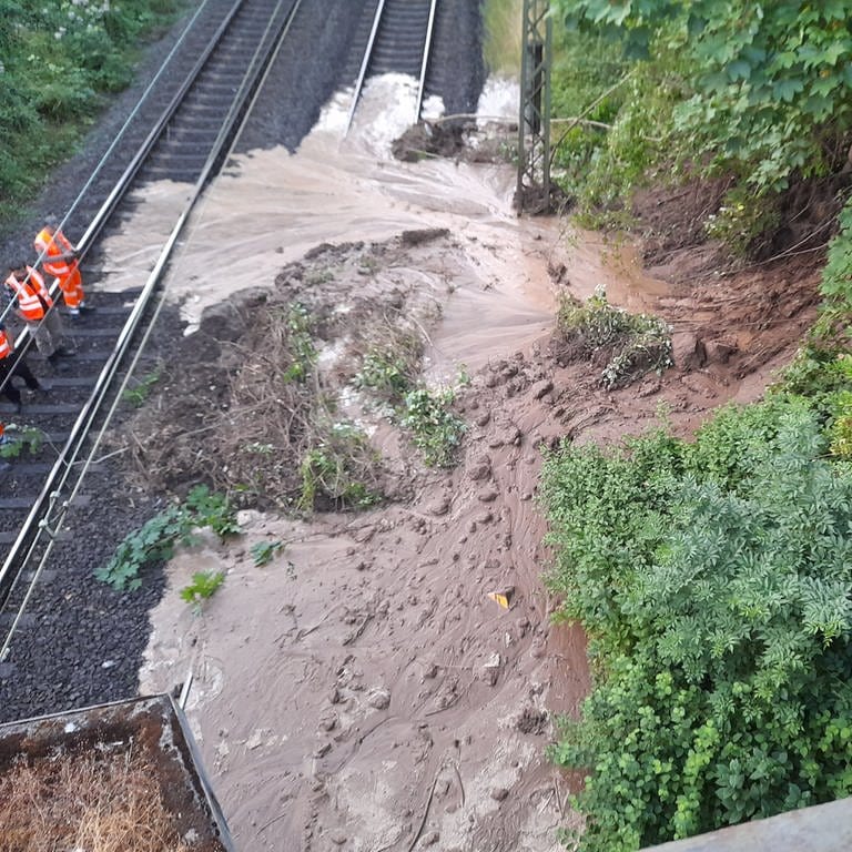 Schlammmassen blockieren die Bahngleise in Koblenz-Horchheim