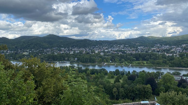 Das Bild zeigt den Ausblick vom Rolandsbogen über den Rhein. 