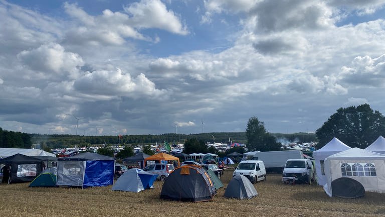 Im Gegensatz zum Heavy-Metal-Festival in Wacken sieht der Zeltplatz bei der Nature One regelrecht trocken aus.  (Foto: SWR)