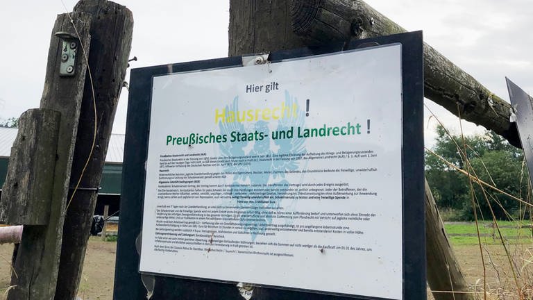 Reichsbürger-Plakat "Preußisches Staats- und Landrecht" am Zaun eines Pferdehofs in der Nähe von Andernach.  (Foto: SWR)