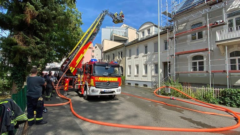 In der Innenstadt von Bad Ems ist am Freitag ein Brand in einem Mehrfamilienhaus ausgebrochen. Die Flammen drohen auf Nachbarhäuser überzugreifen