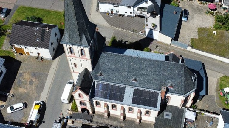 Die Kirche St. Vinzenz in Illerich hat nun eine Photovoltaikanlage.