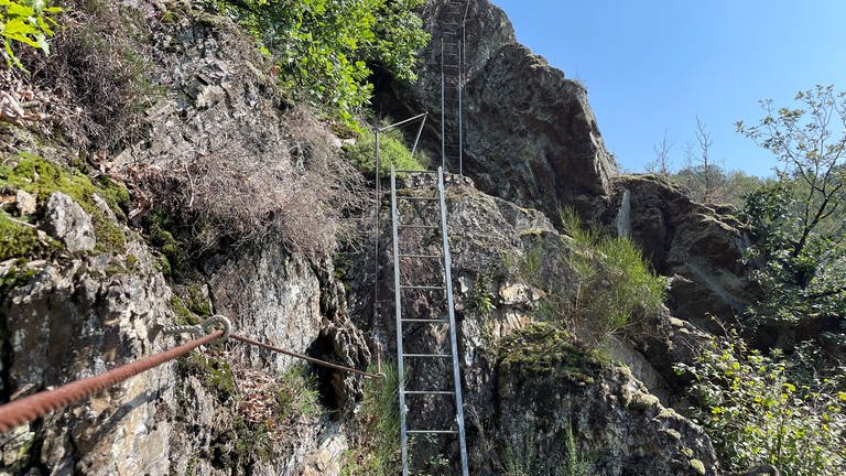 Auf dem Klettersteig muss man mehrere steile Leitern hochklettern.