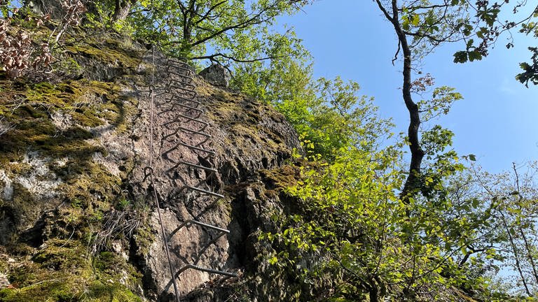 Auch solche Stufen im Fels gehören zu der etwa 250 Meter langen Kletterstrecke.