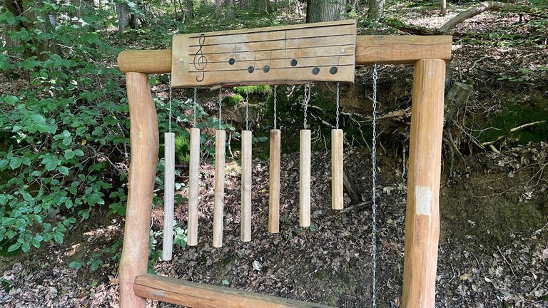 Entlang des Wanderwegs gibt es mehrere Klanginstrumente aus Holz.