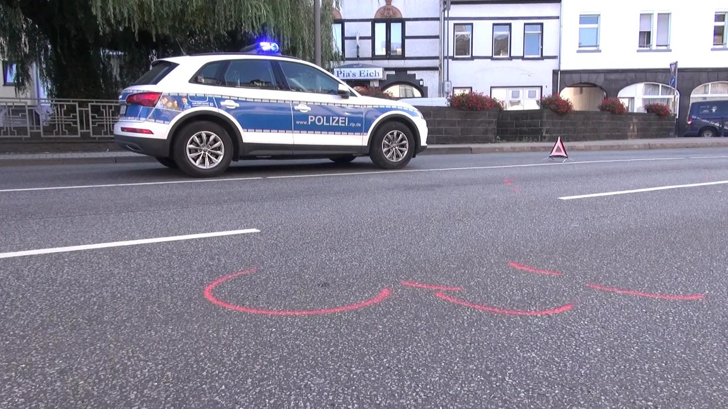 Illegales Autorennen in Mayen endet tödlich: Die Polizei sichert Spuren. (Foto: SWR, Winkler TV)