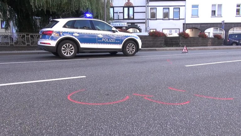 Illegales Autorennen in Mayen endet tödlich: Die Polizei sichert Spuren.