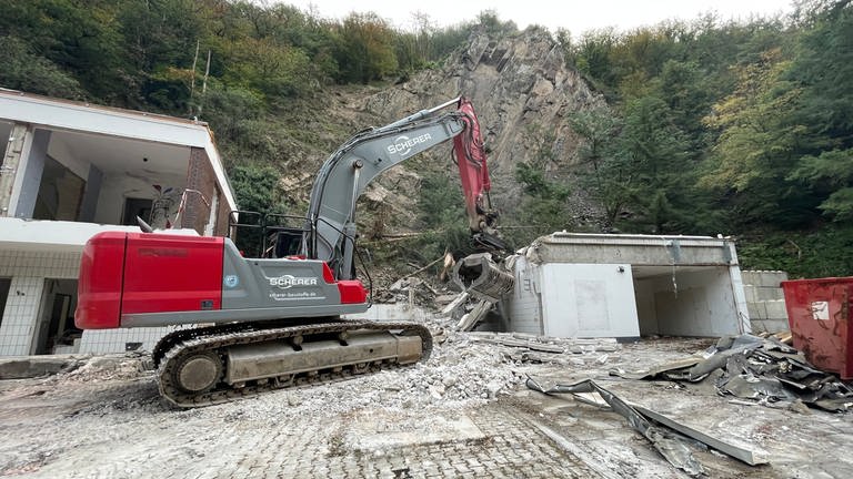 Nach einem Felssturz in Bad Bertrich wird eine Tankstelle und ein Wohnhaus abgerissen