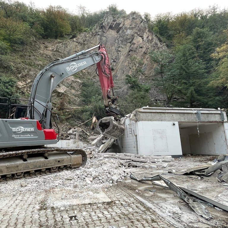 Nach einem Felssturz in Bad Bertrich wird eine Tankstelle und ein Wohnhaus abgerissen