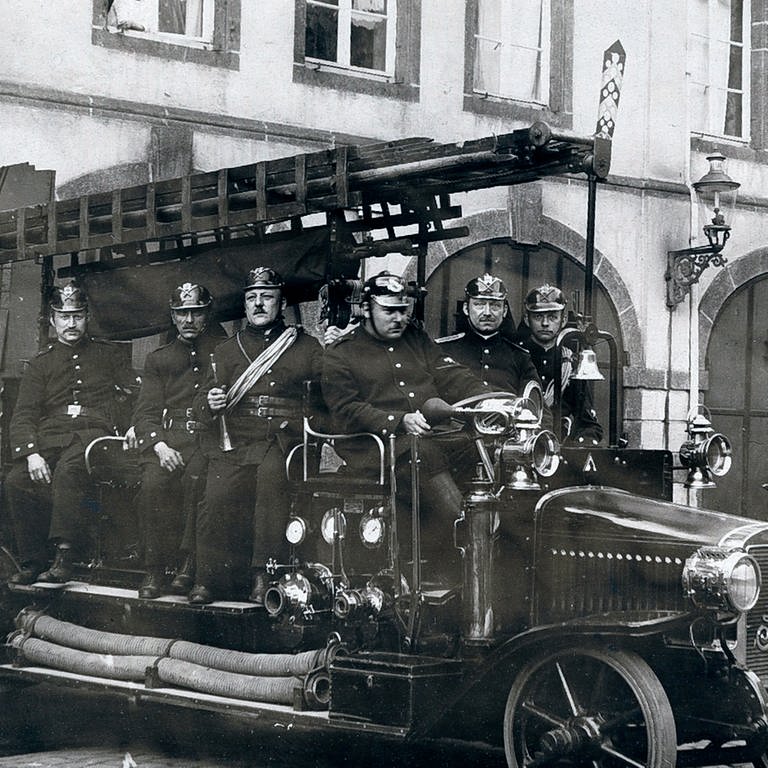 Die Koblenzer Feuerwehr vor der alten Feuerwache Am Plan um 1910
