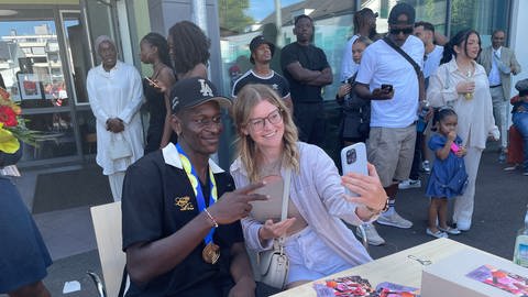 Basketball-Weltmeister Isaac Bonga besucht seine Heimatstadt Neuwied - Selfie mit Fan 
