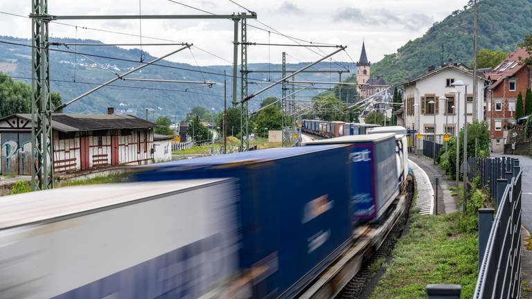 Ein Güterzug fährt durchs Mittelrheintal. Ab 2026 sollen nach und nach die Strecken links und rechts des Rheins modernisiert und digitalisiert werden. Anwohner fürchten mehr Lärm.