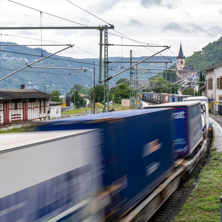 Ein Güterzug fährt durchs Mittelrheintal. Ab 2026 sollen nach und nach die Strecken links und rechts des Rheins modernisiert und digitalisiert werden. Anwohner fürchten mehr Lärm. (Foto: picture-alliance / Reportdienste, Picture Alliance)
