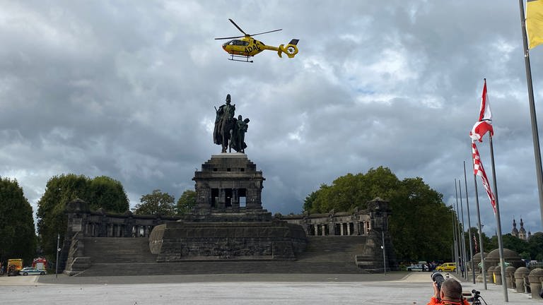 Rettungshubschrauber Christoph 23 aus Koblenz fliegt über dem Kaiserdenkmal am Deutschen Eck.