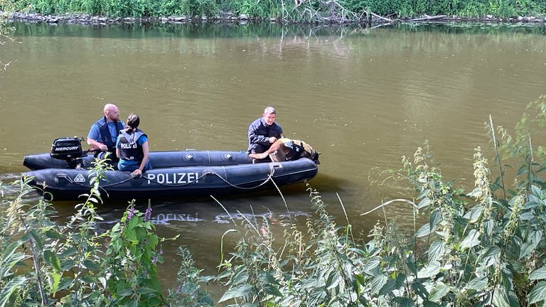Die Polizei sucht mit einem Boot und einem Spürhund in der Lahn nach einer Vermissten aus Montabaur. (Foto: SWR)