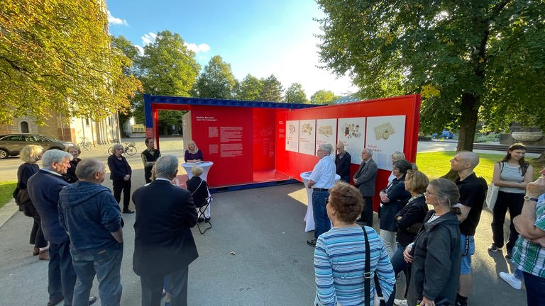 In einem umgebauten Seecontainer ist vor der Koblenzer Kastor-Basilika die Austtellung "Stolen Memory" zur Dokumenatation von NS-Opfern untergebracht (Foto: SWR)