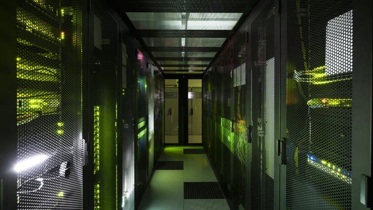 Blick in einen Serverraum  (Foto: dpa Bildfunk, Picture Alliance)