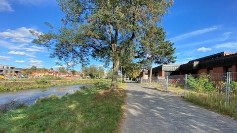 Links fließt die Ahr entlang und auf der rechten Seite steht die Levana Schule in Bad Neuenahr-Ahrweiler (Foto: SWR)