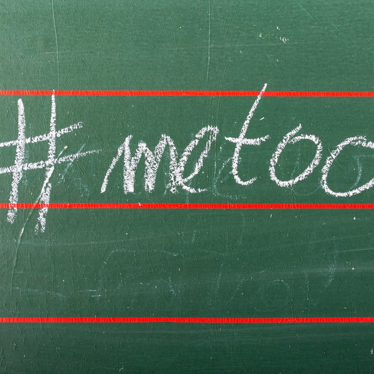 metoo hashtag auf einer Schultafel geschrieben  - gegen sexuelle Belästigung