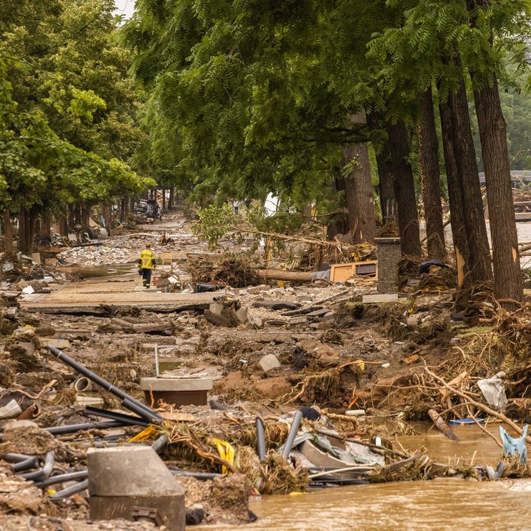 Zerstörung entlang des Ahrufers in Bad Neuenahr-Ahrweiler nach der Flutkatastrophe 2021 - die Staatsanwaltschaft stellt ihren Abschlussbericht zu den Ermittlungen vor  (Foto: dpa Bildfunk, picture alliance/dpa | Philipp von Ditfurth)