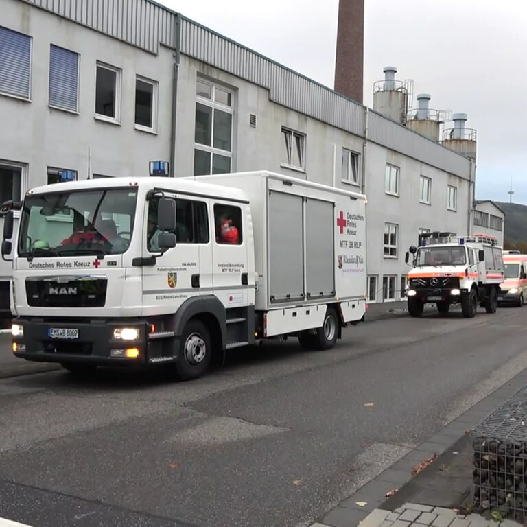 Hunderte Einsatzkräfte üben den Katastrophenfall in Lahnstein in Rheinland-Pfalz auf dem Gelände eines Chemieunternehmens (Foto: SWR)