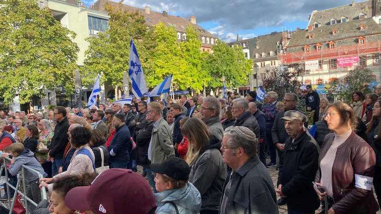 Bei einer Kundgebung in Koblenz zeigen rund 250 Menschen ihre Solidarität mit Isreal