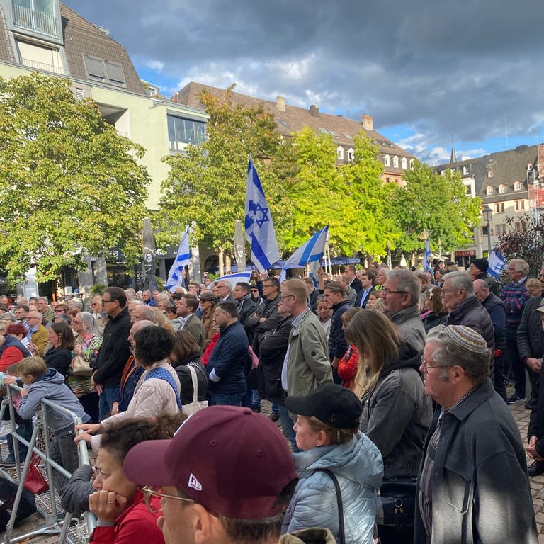 Bei einer Kundgebung in Koblenz zeigen rund 250 Menschen ihre Solidarität mit Isreal (Foto: SWR)