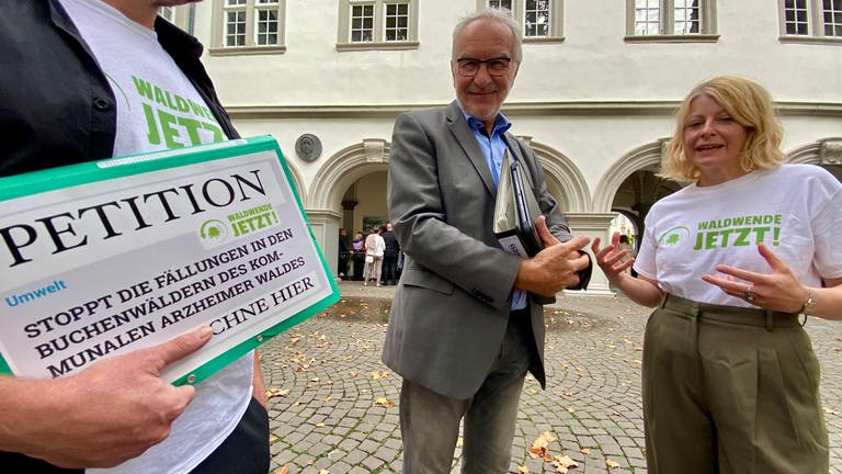 Bild zeigt Klimaschützer die der Stadt Koblenz eine Petition zum Erhalt eines Buchenwaldes bei Koblenz-Arzheim übergeben.