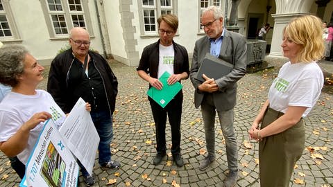 Bild zeigt Klimschützer der Initiative "Waldwende-Jetzt" im Gespräch mit dem Koblenzer Baudezernenten Bert Flöck.