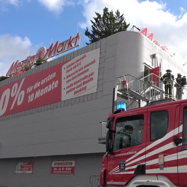 Der Brand im Koblenzer Elektronikgeschäft Media Markt wurde durch ein defektes digitales Preisschild verursacht. Das teilte eine Polizeisprecherin dem SWR mit. (Foto: WinklerTV)