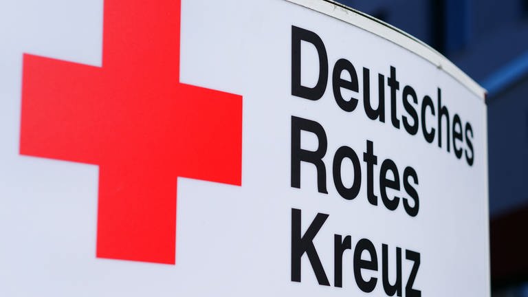 Ein Schild vor einem Gebaeude des Blutspendedienstes des Deutschen Roten Kreuz  (Foto: picture-alliance / Reportdienste, Wolfram Steinberg)