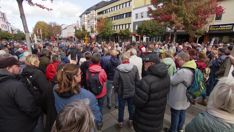 Rund 200 Teilnehmende kamen am Samstag zur Demo gegen Rechts in Neuwied. (Foto: SWR)