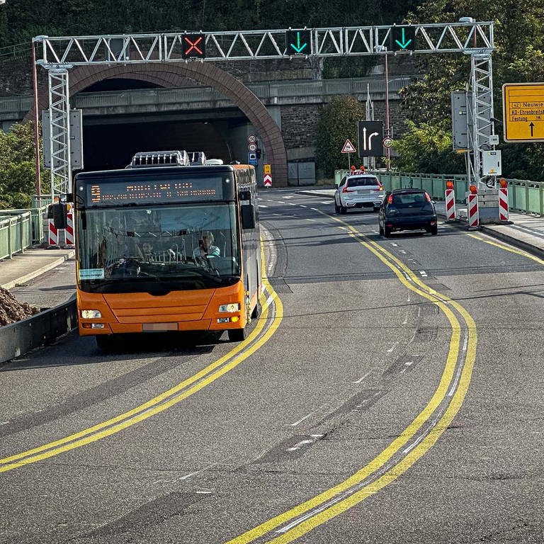 Auf der Pfaffendorfer Brücke in Koblenz ist eine neue Verkehrsführung eingerichtet