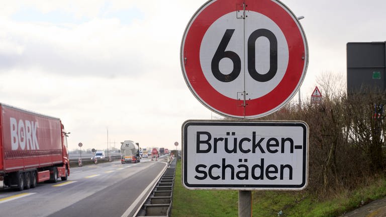 Schilder weisen vor der Moseltalbrücke der Autobahn A61 auf Brückenschäden hin.