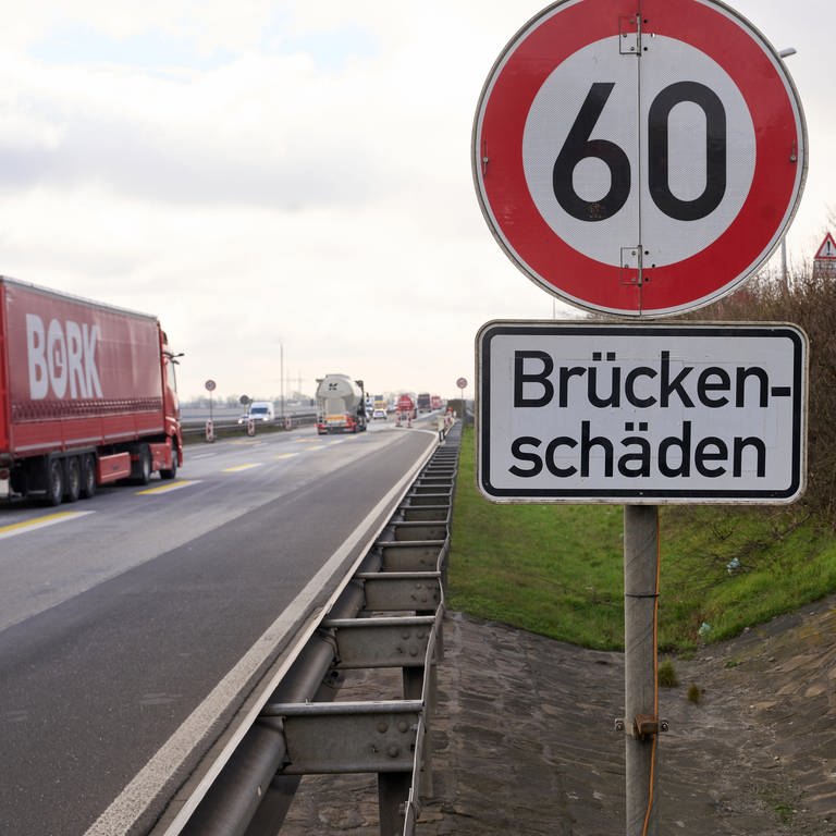 Schilder weisen vor der Moseltalbrücke der Autobahn A61 auf Brückenschäden hin. (Foto: picture-alliance / Reportdienste, Picture Alliance)