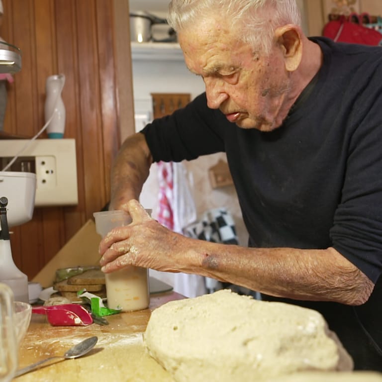 Der 103-jährige Bäckermeister Werner Kaiser aus Boppard backt noch regelmäßig Brot (Foto: SWR)