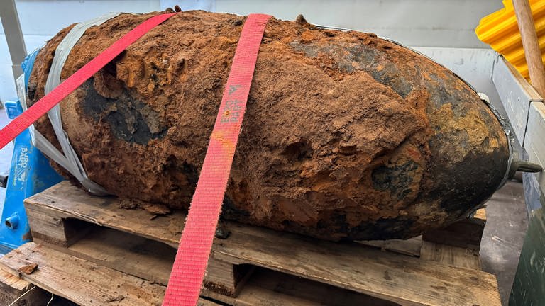 Die entschärfte Bombe, die auf dem Gelände von thyssenkrupp Rasselstein in Andernach gefunden worden war. 