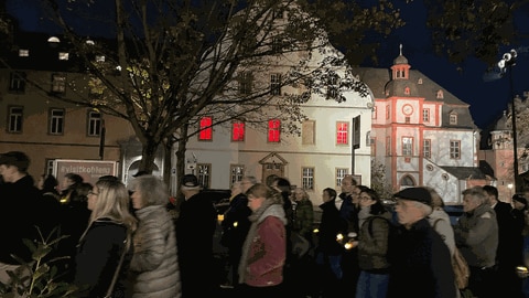An dem Schweigemarsch am Donnerstag in Koblenz zum Gedenken an 85 Jahre Reichspogromnacht haben etwa 200 Menschen teilgenommen.  (Foto: SWR)