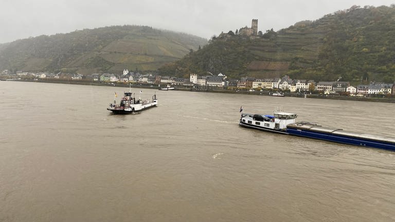 Fähre und Schiff auf dem Rhein bei Kaub