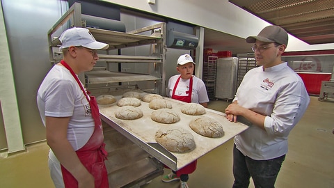 Clemens Wiede und Janic Schmitt lernen bei Bäckermeister Johannes Dhein, wie man Sauerteig-Brot backt (Foto: SWR)