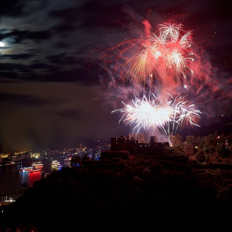 Feuerwerk über der Burg Rheinfels in St. Goar - 2024 will sich auch St. Goarshausen wieder an Rhein in Flammen beteiligen. (Foto: dpa Bildfunk, Picture Alliance)