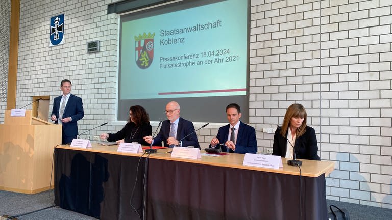 Die Staatsanwaltschaft Koblenz gibt die Ergebnisse ihrer Ermittlungen in Sachen Flutkatastrophe im Ahrtal 2021 bekannt.